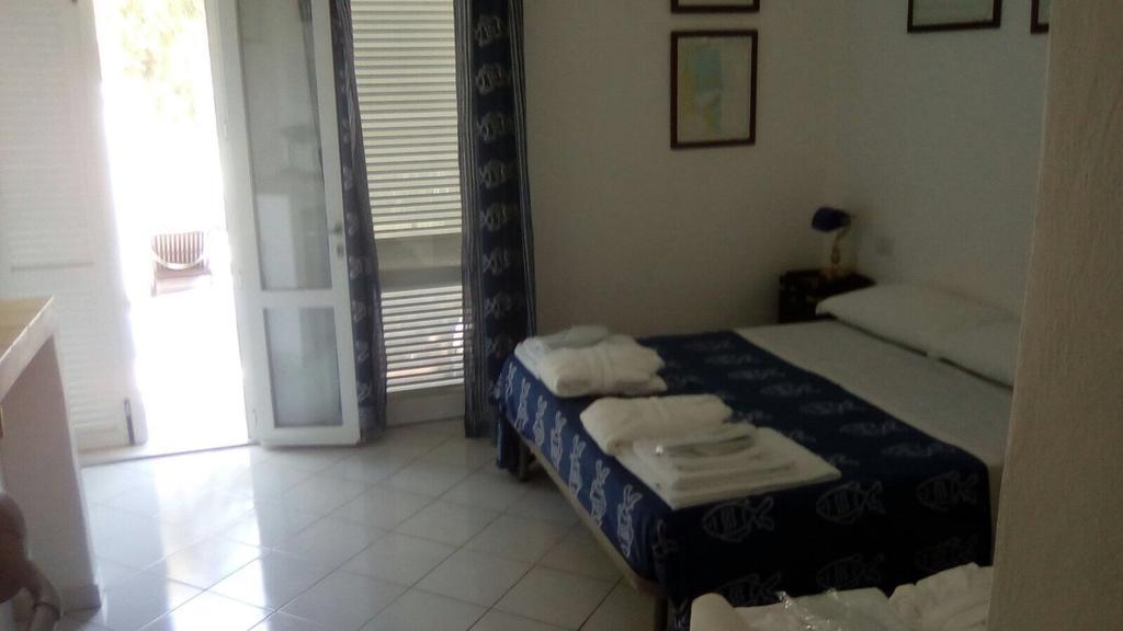 פונזה Cala Cavone Guest House מראה חיצוני תמונה