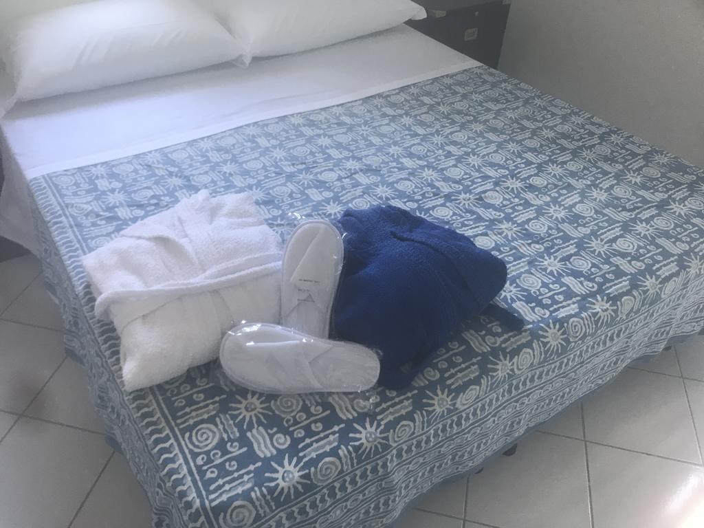 פונזה Cala Cavone Guest House מראה חיצוני תמונה