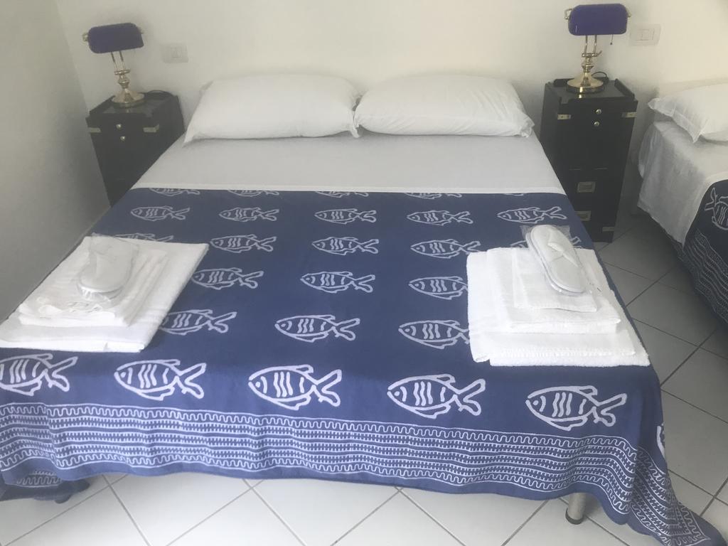 פונזה Cala Cavone Guest House מראה חיצוני תמונה